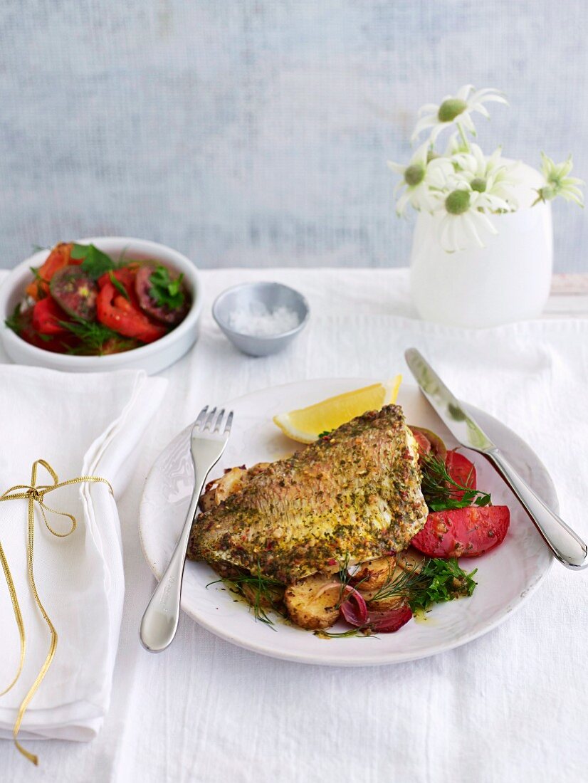 Chermoula-Snapper mit Zitronenkartoffeln und Tomatensalat zu Weihnachten