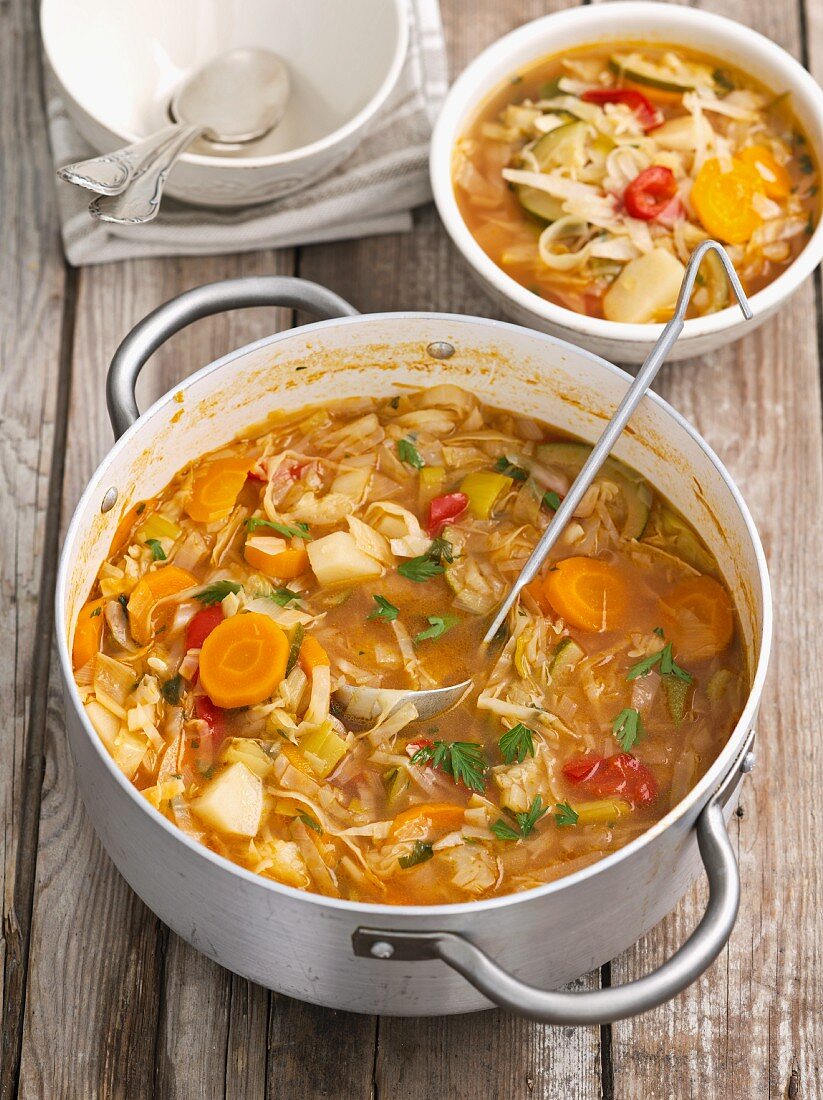 Minestrone mit Weisskohl, Zucchini, Tomaten, Kartoffeln, Möhren und Paprika