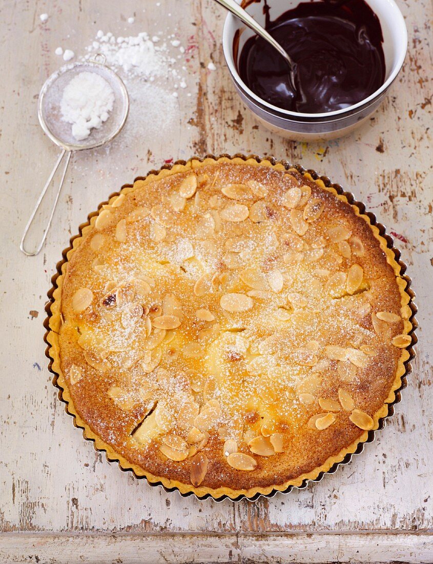 Birnen-Mandel-Tarte mit Schokoladen-Sherry-Sauce