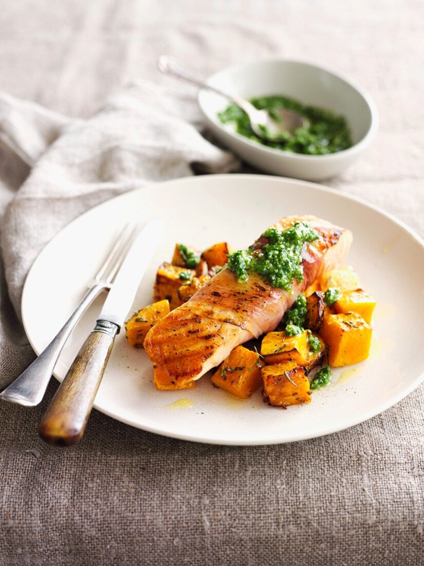 Lachs im Schinkenmantel mit gebratenem Kürbis