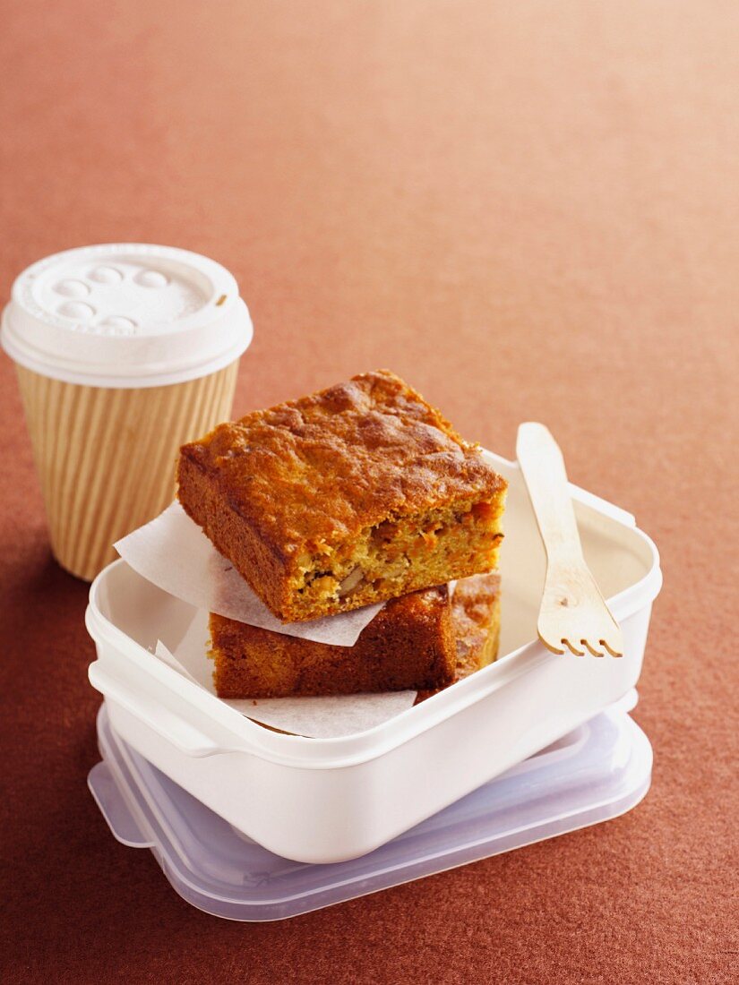 Gewürzkuchen mit Möhren in Lunchbox