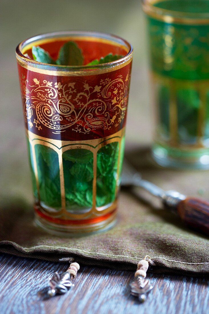 Minztee in einem orientalischen Glas