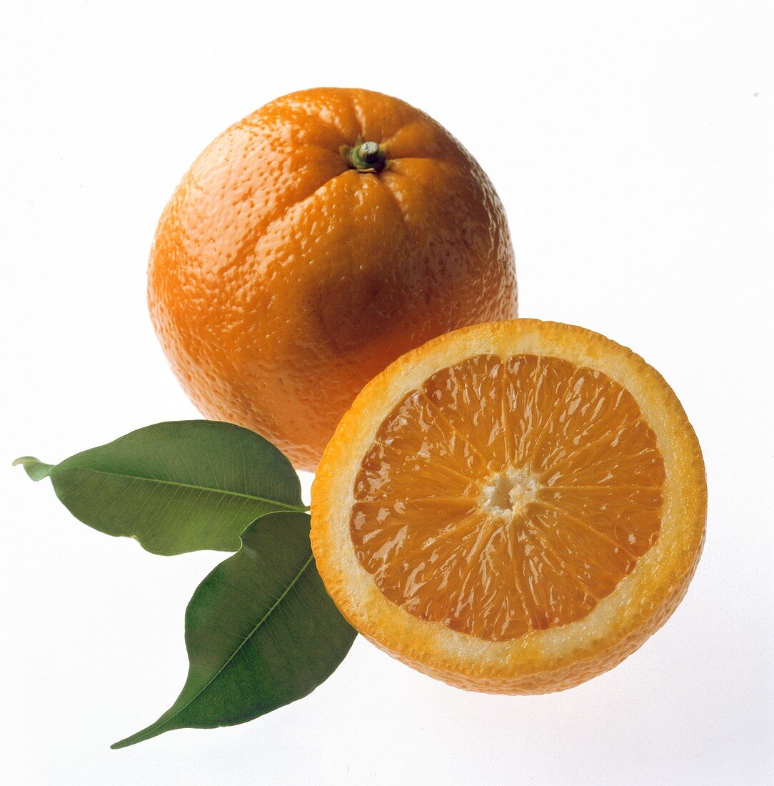 Eine ganze Orange & eine Orangenhälfte