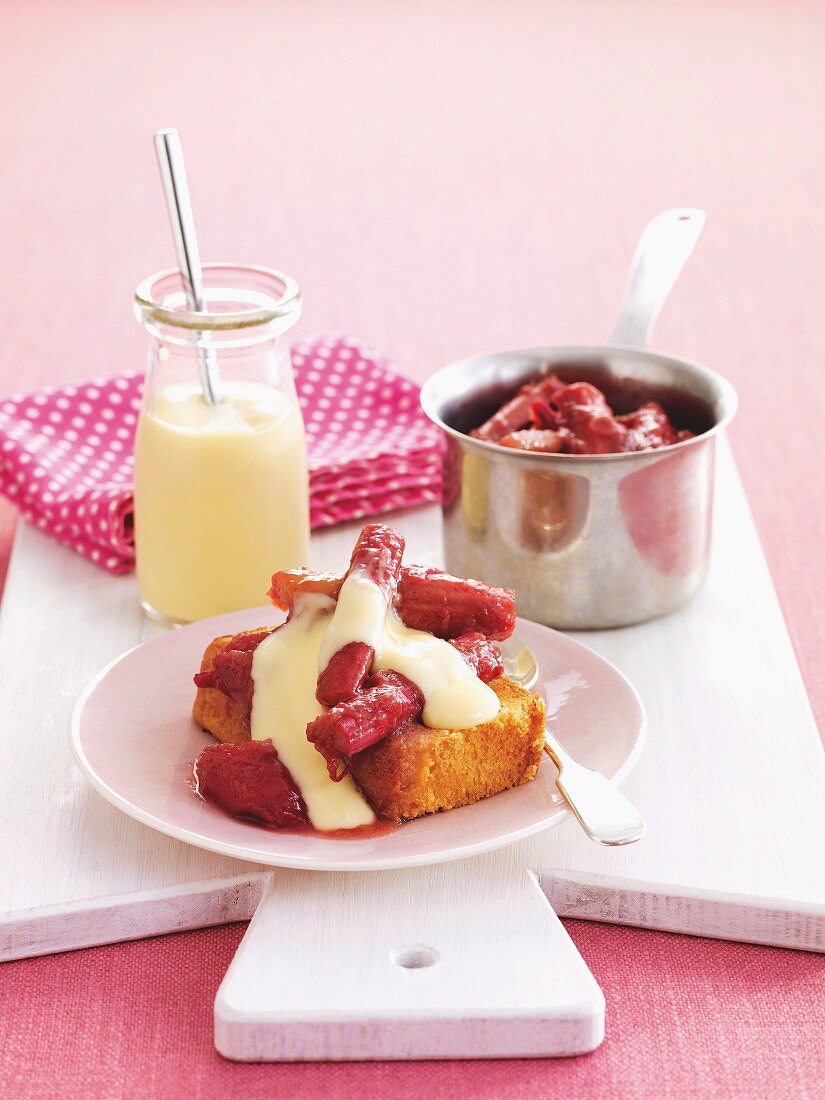 Geschmorter Rhabarber auf Sandkuchen mit Vanillesauce