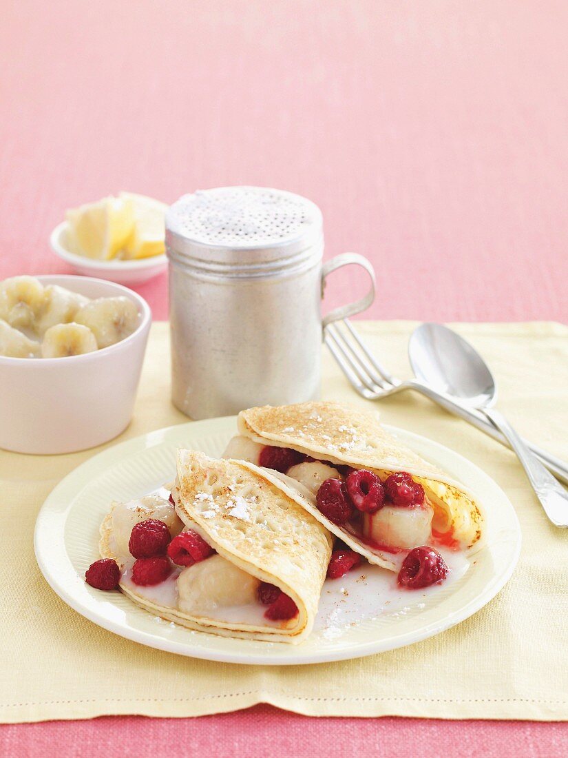 Kokos-Bananen-Pfannkuchen mit Himbeeren