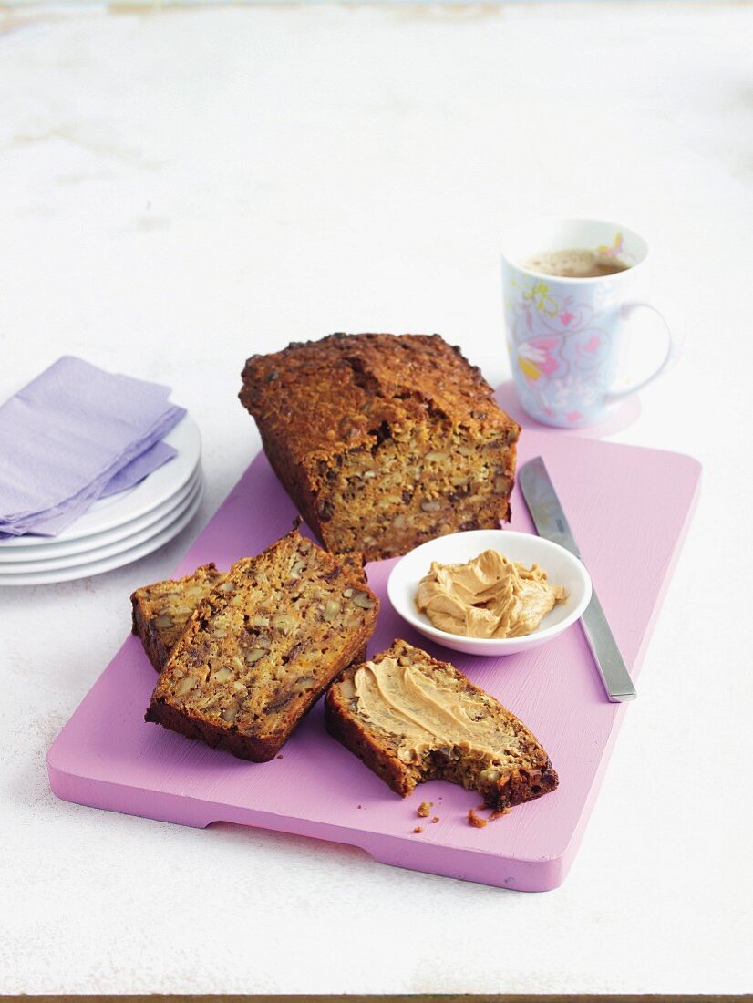 Würziges Karottenbrot mit Zimtbutter