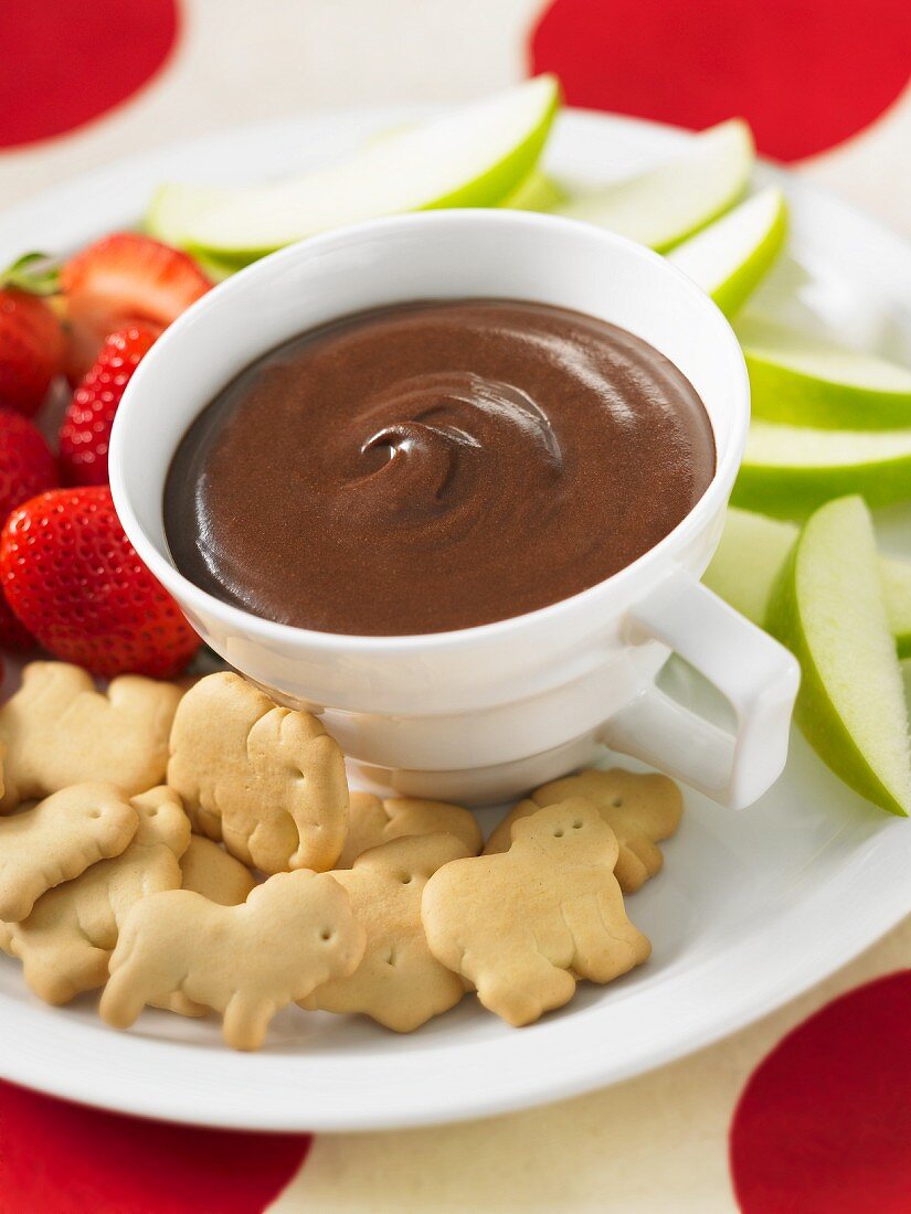 Brownie-Butter-Dip mit süssen Tiercrackern und Früchten