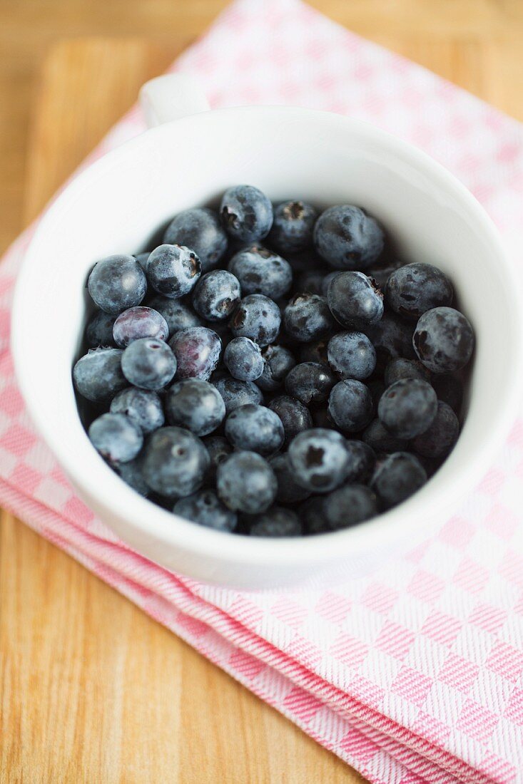 A dish of fresh blueberries