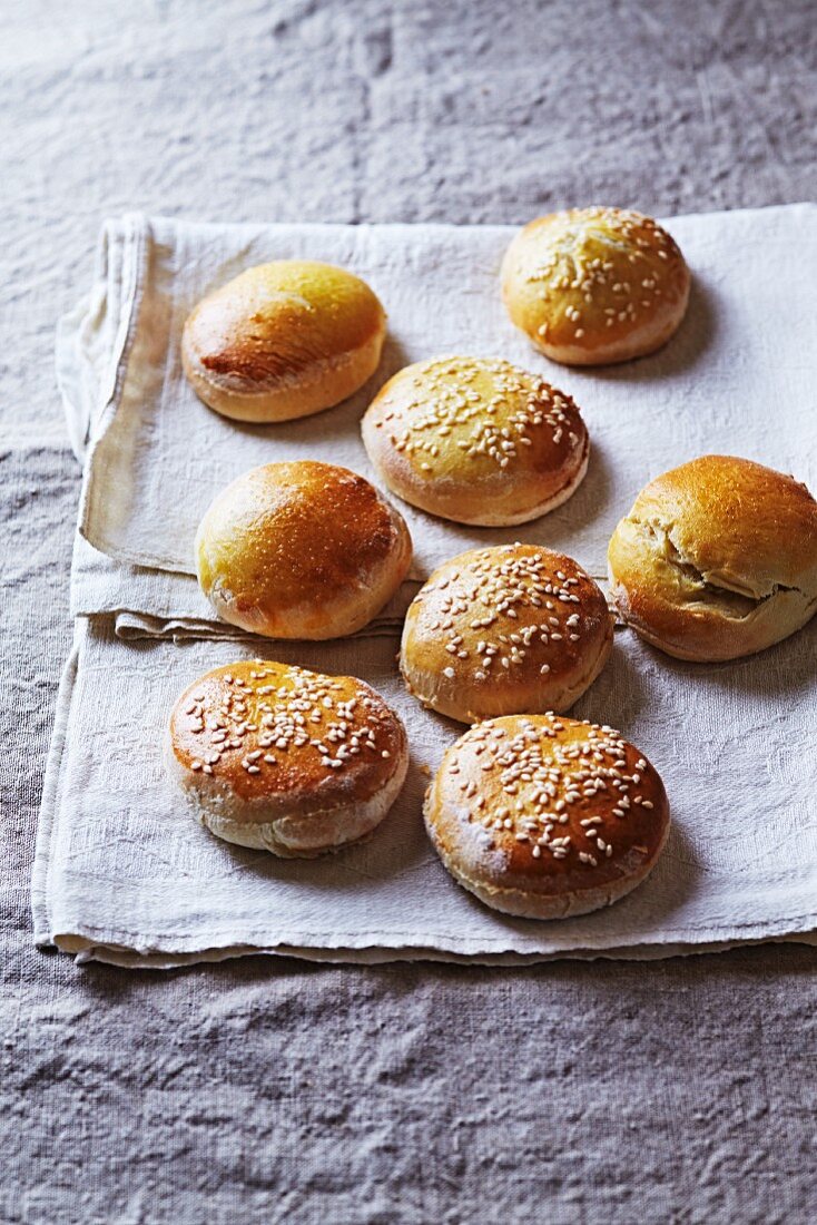 Rustikale hausgemachte Scones mit Sesam auf Leinentuch