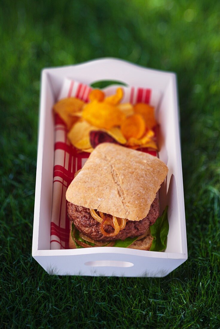 Hamburger mit Gemüsechips zum Picknick
