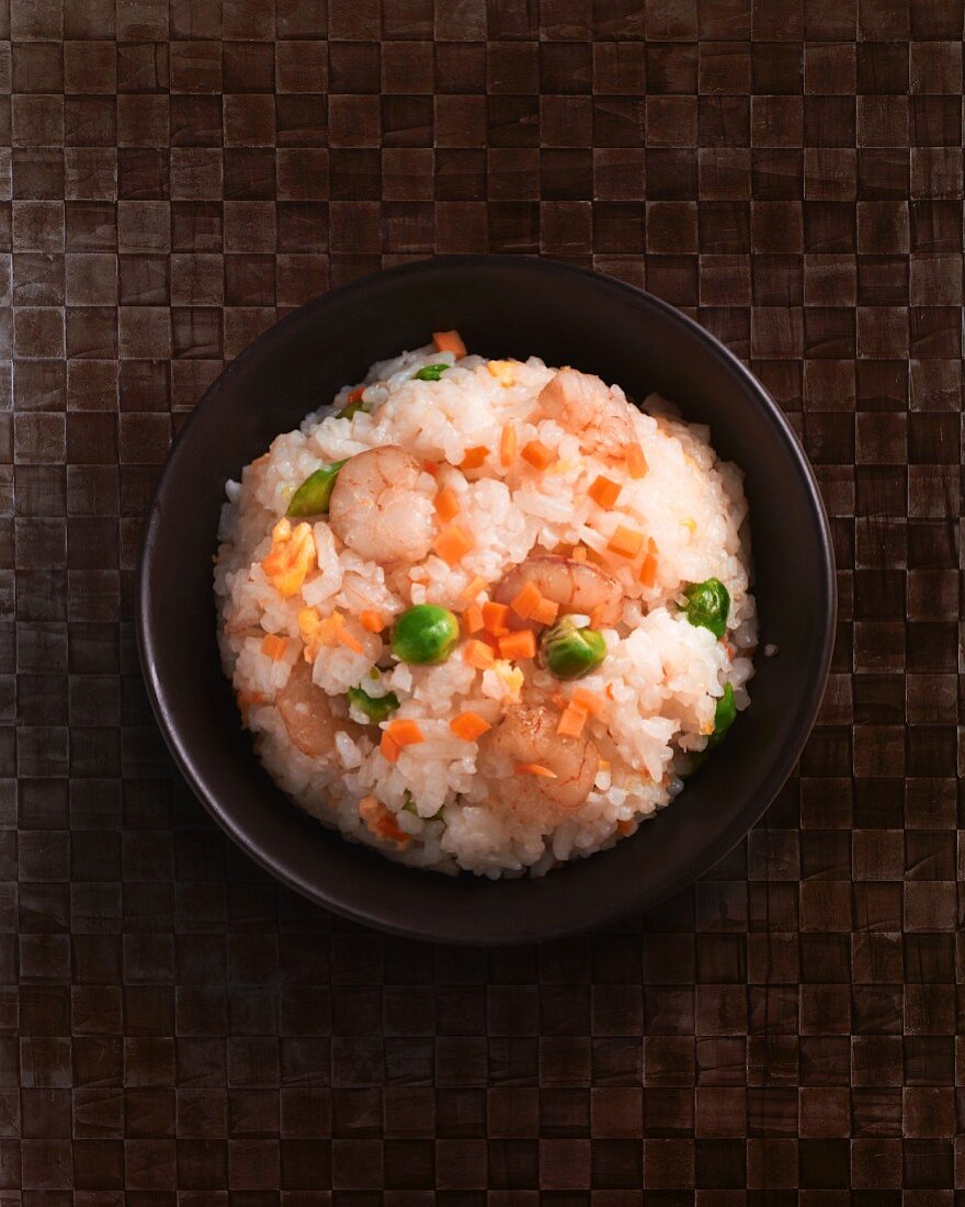 Fried rice with prawns, Brussels sprouts and carrots (China)