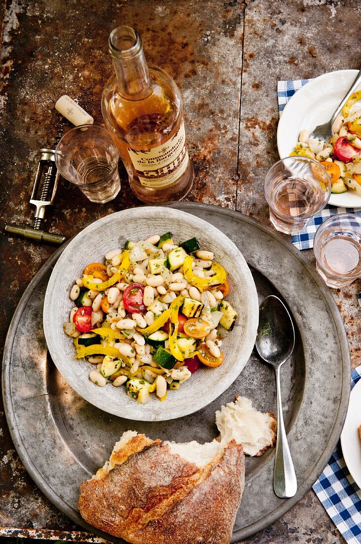 Weisser Bohnensalat mit Gemüse und Kräutern