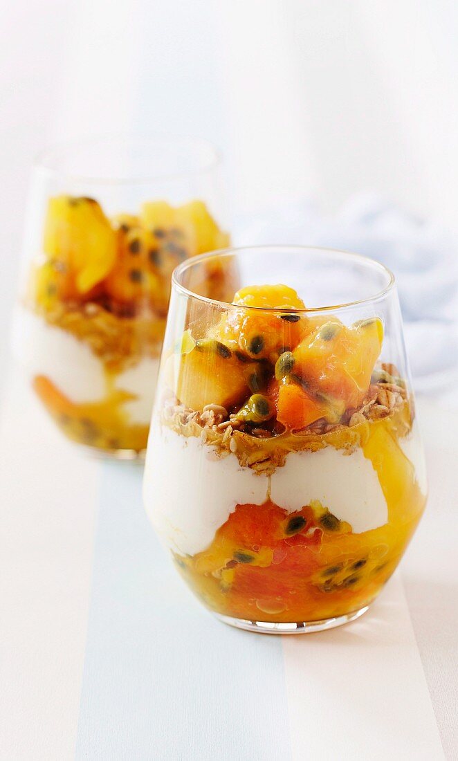 Joghurt-Crunch mit Pfirsich und Passionsfrucht