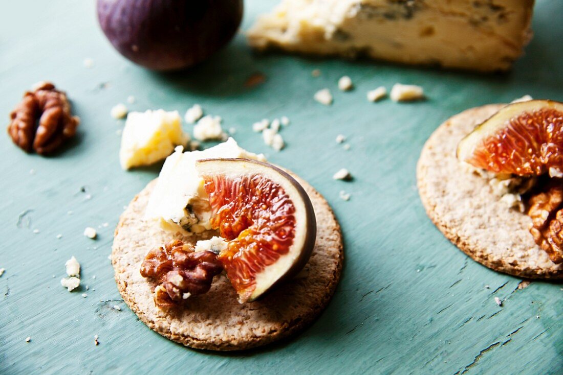 Oatcakes with Stilton, walnuts and figs