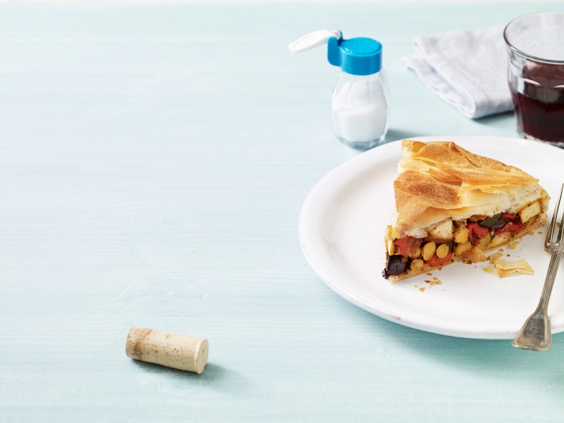 Ein Stück Blätterteigstrudel mit Tofu & Gemüse