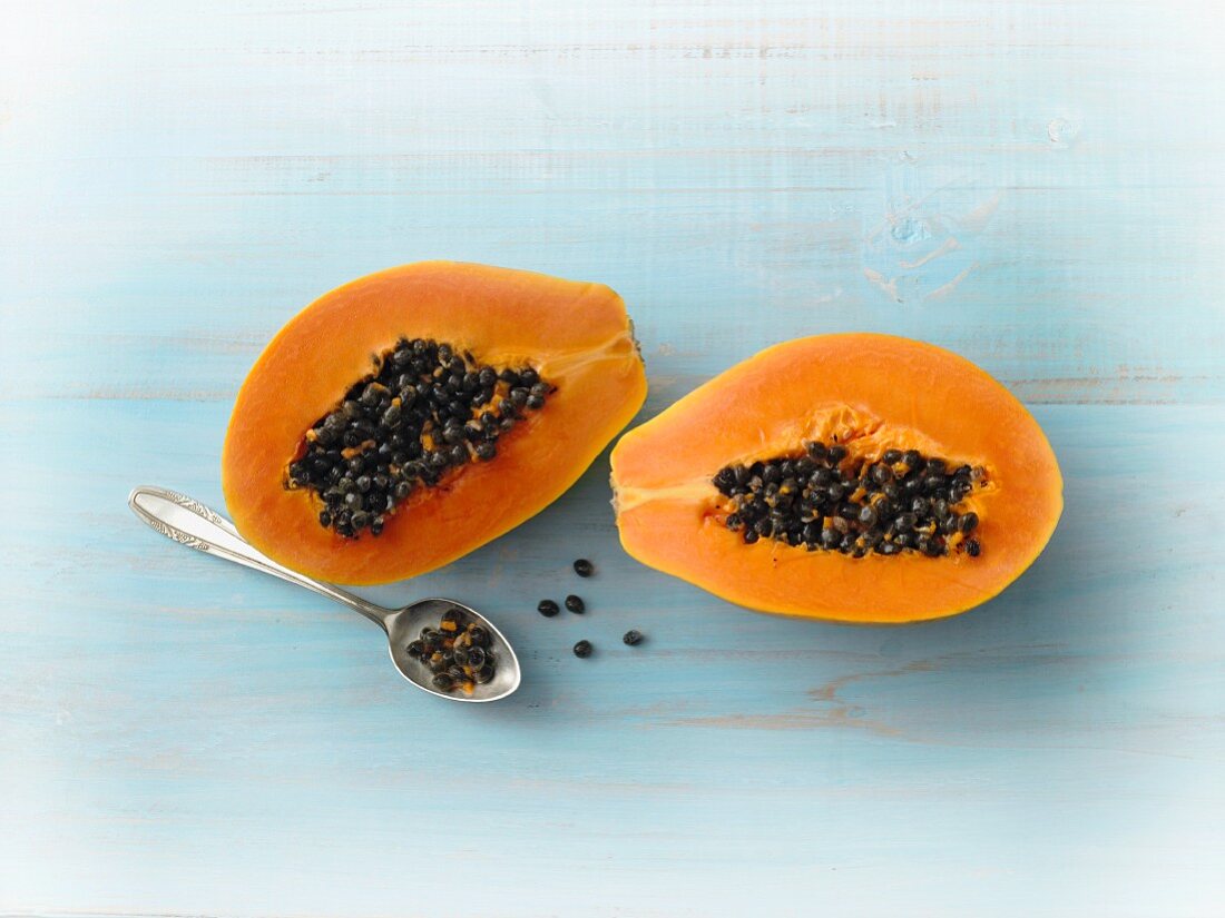 Papaya, halbiert