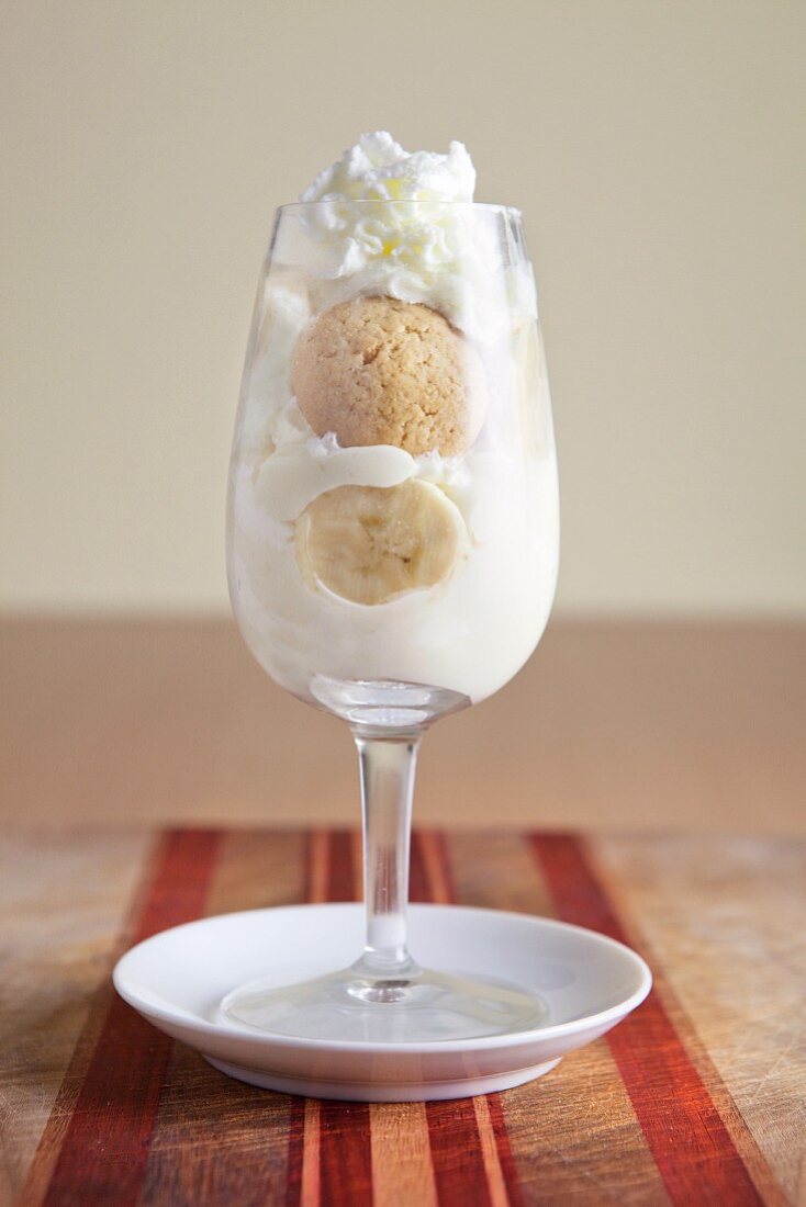 Bananenpudding mit Sahne und Amaretti