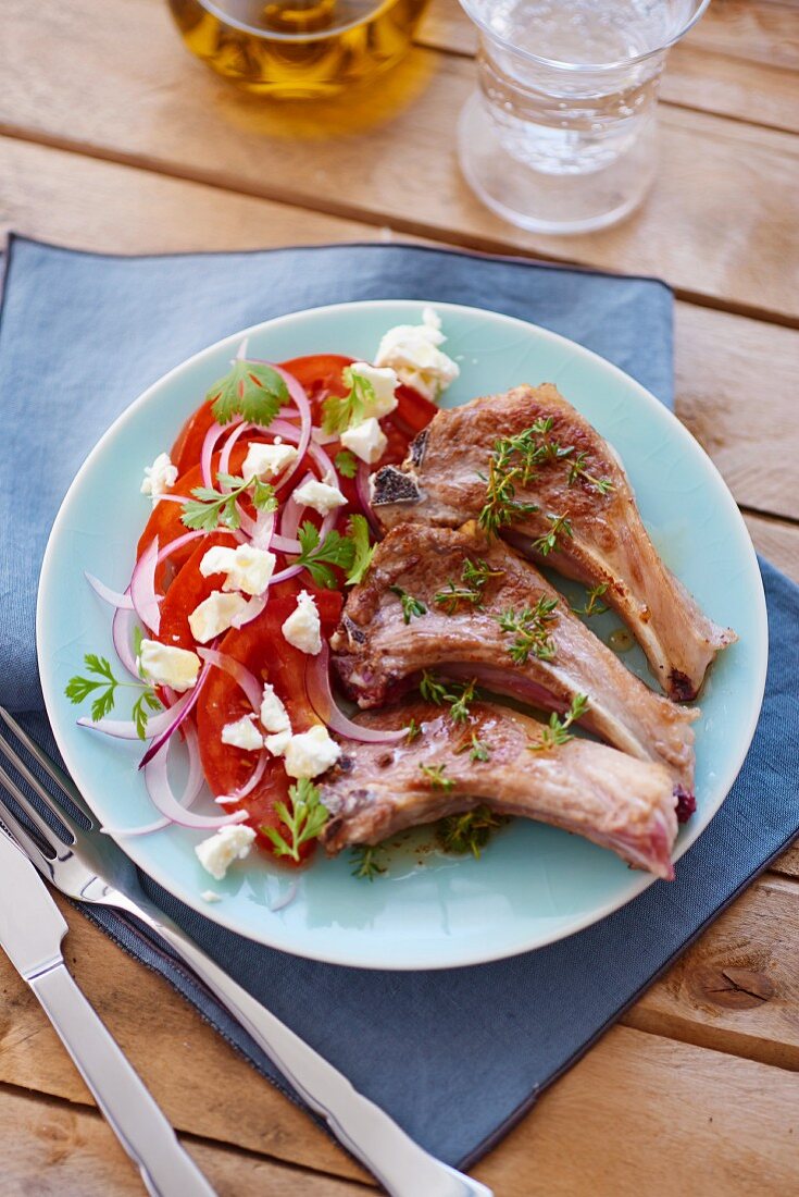 Lammkoteletts mit Tomatensalat und Schafskäse