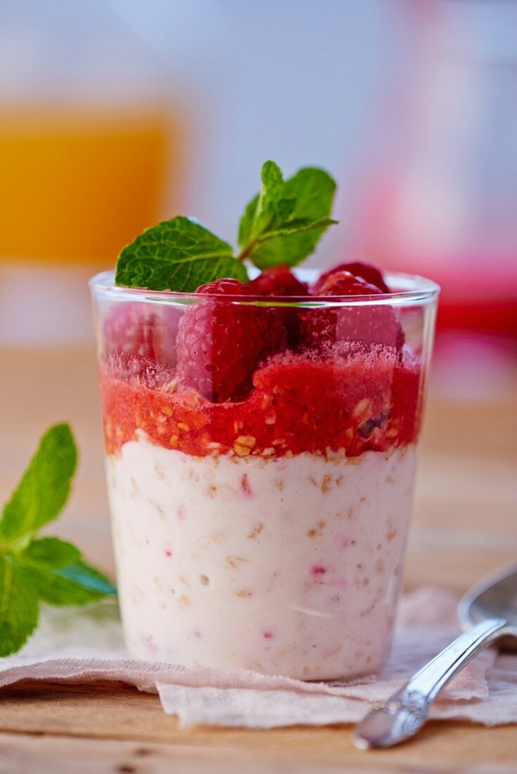 Yogurt muesli with raspberries