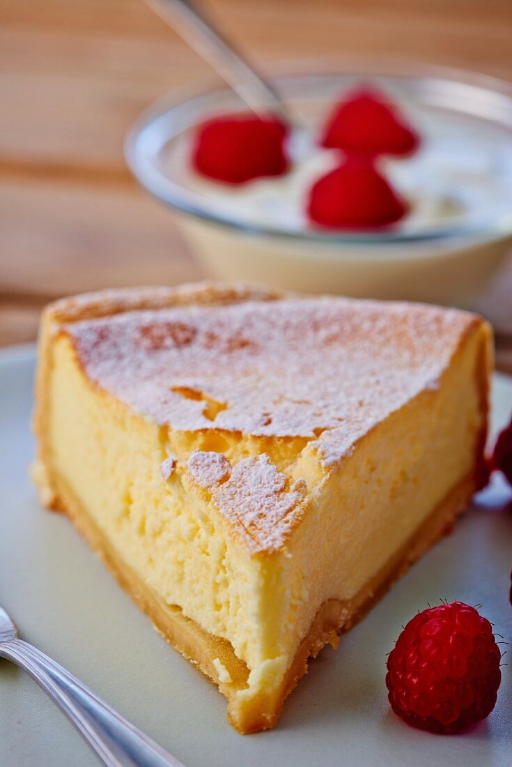 Ein Stück Käsekuchen mit Himbeeren