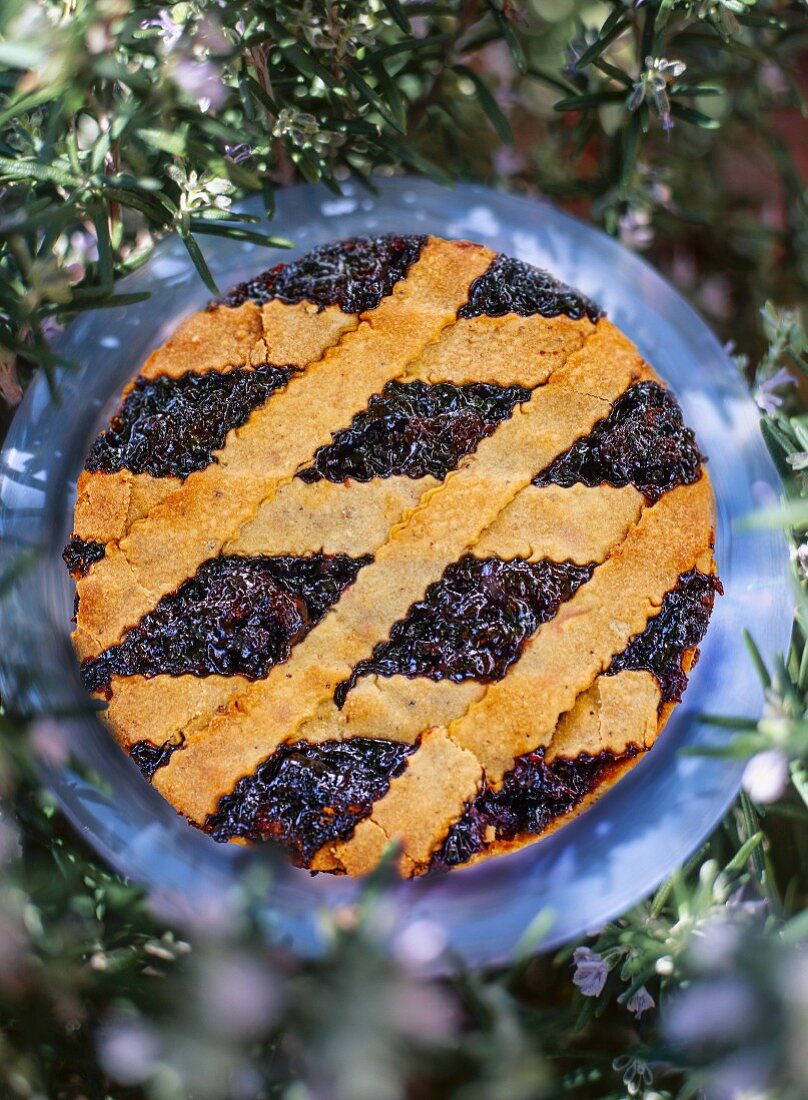 Linzertorte von oben im Garten