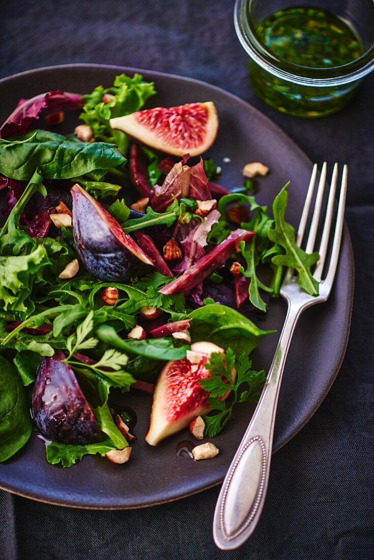 Spinach and rocket salad with figs, duck and nuts