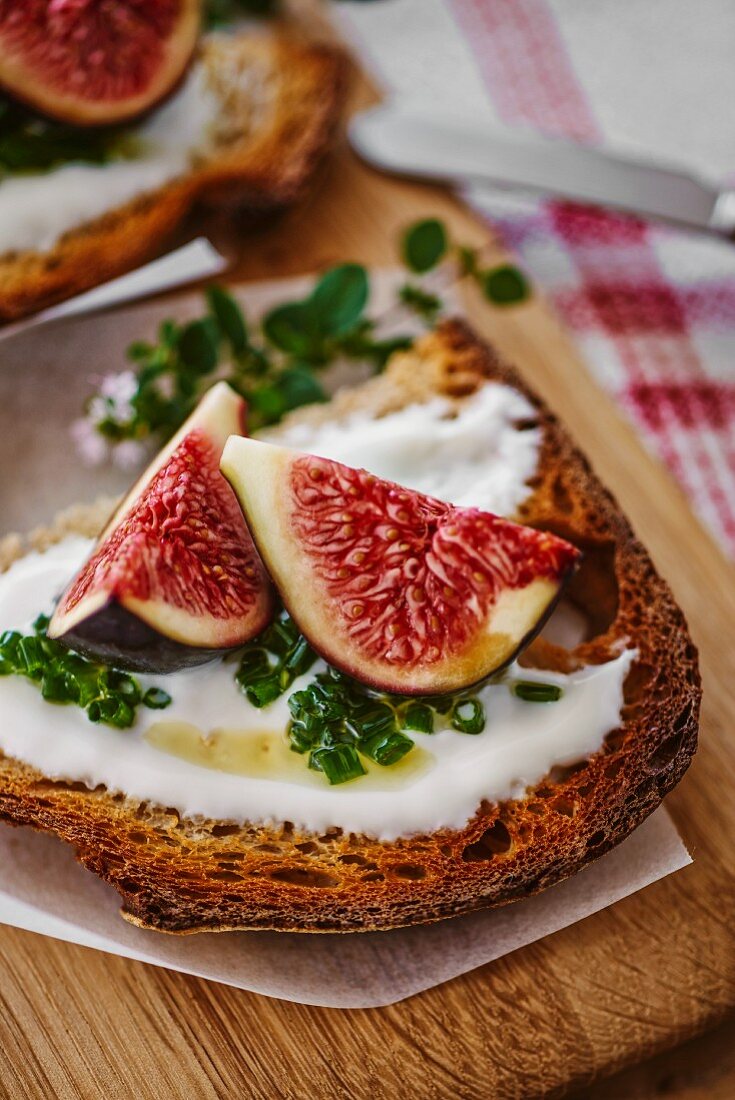 Tartine with yogurt, chives and fresh figs