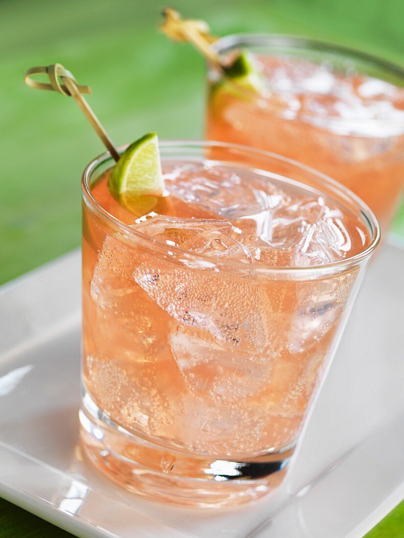 Paloma (Cocktail mit Tequila und rosa Grapefruitlimonade)