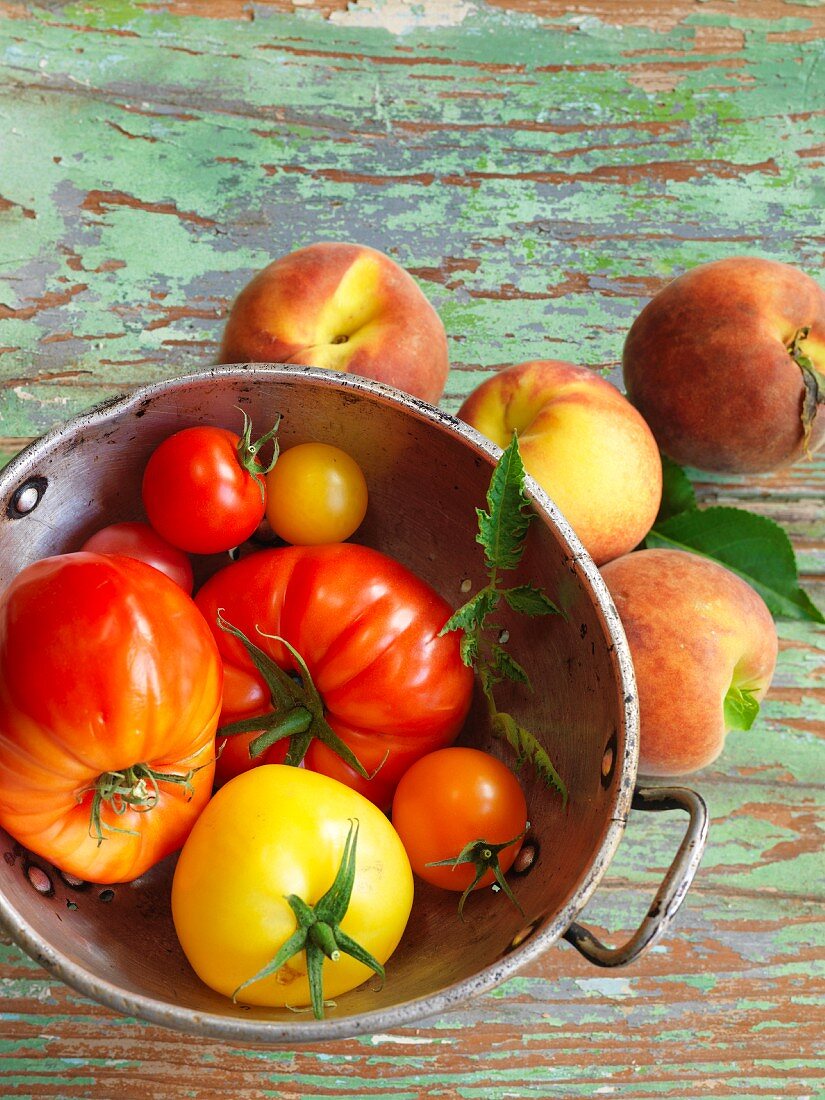 An arrangement of peaches and tomatoes