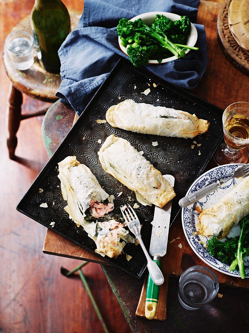 Salmon and spinach puff pastries with broccoli and wine