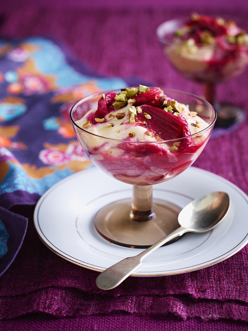 Vanilla pudding with rhubarb and pistachio nuts