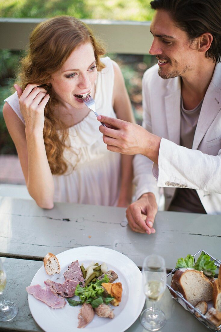 Paar beim Mittagessen im Gartenrestaurant