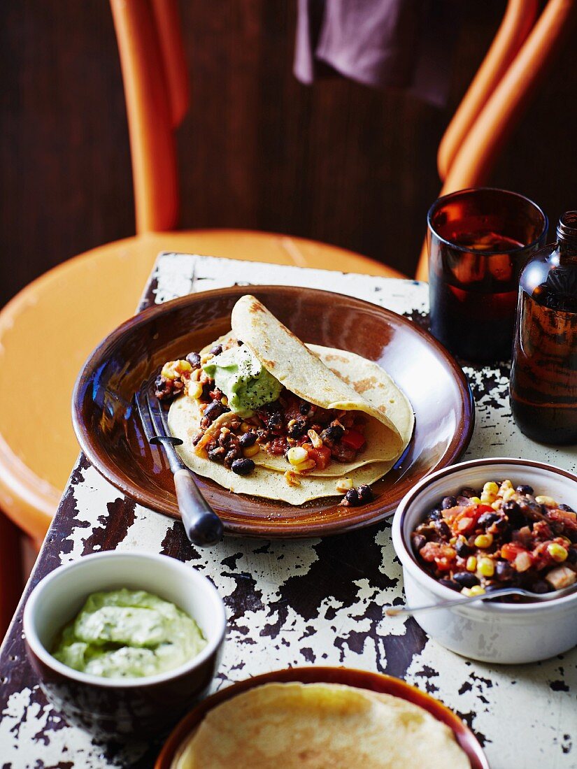 Tortilla mit schwarzen Bohnen und Guacamole (Mexiko)