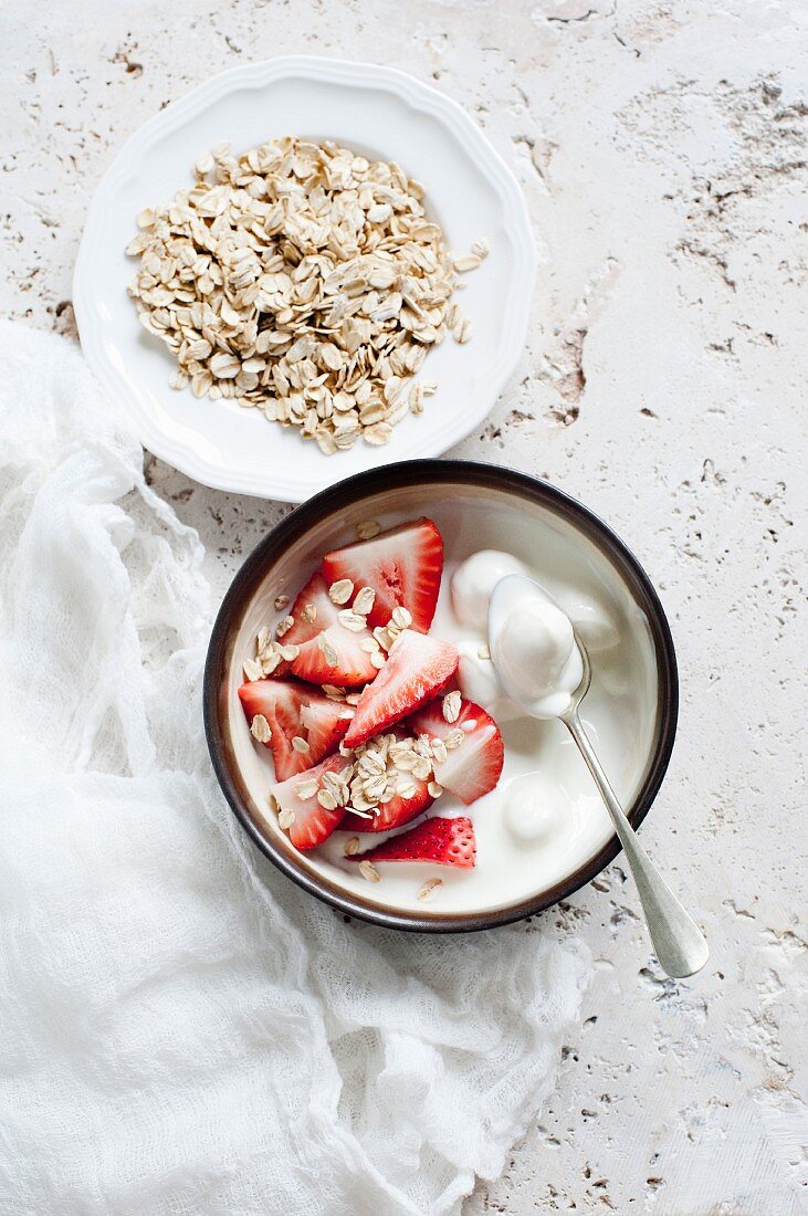 Yoghurt muesli with strawberries and oats