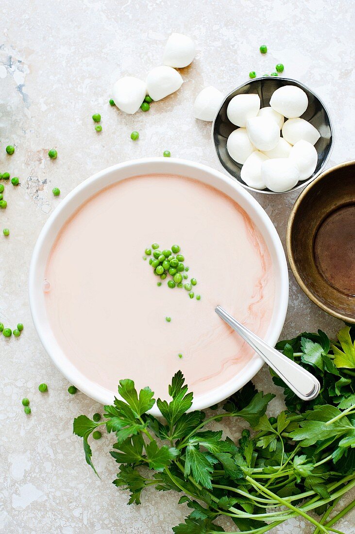 Tomatensuppe mit saurer Sahne, Mozzarella, Erbsen und Petersilie