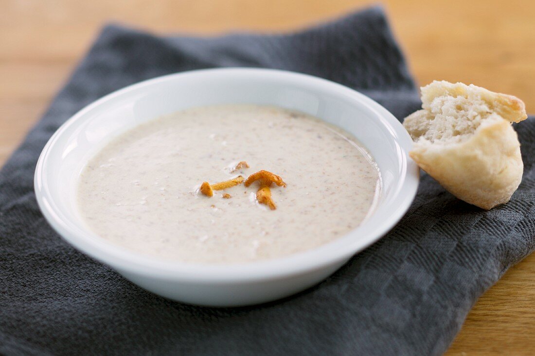 Pfifferlingscremesuppe im Suppenteller