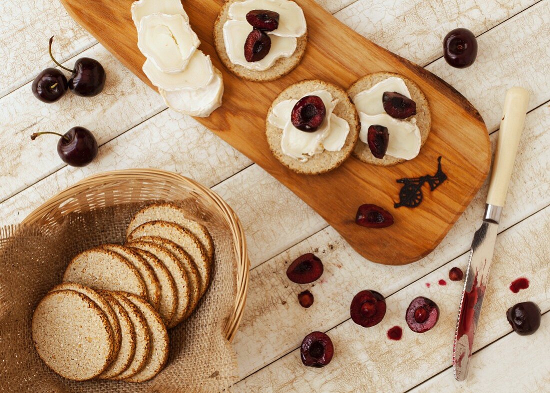 Oat cakes with goat's cheese and fresh cherries