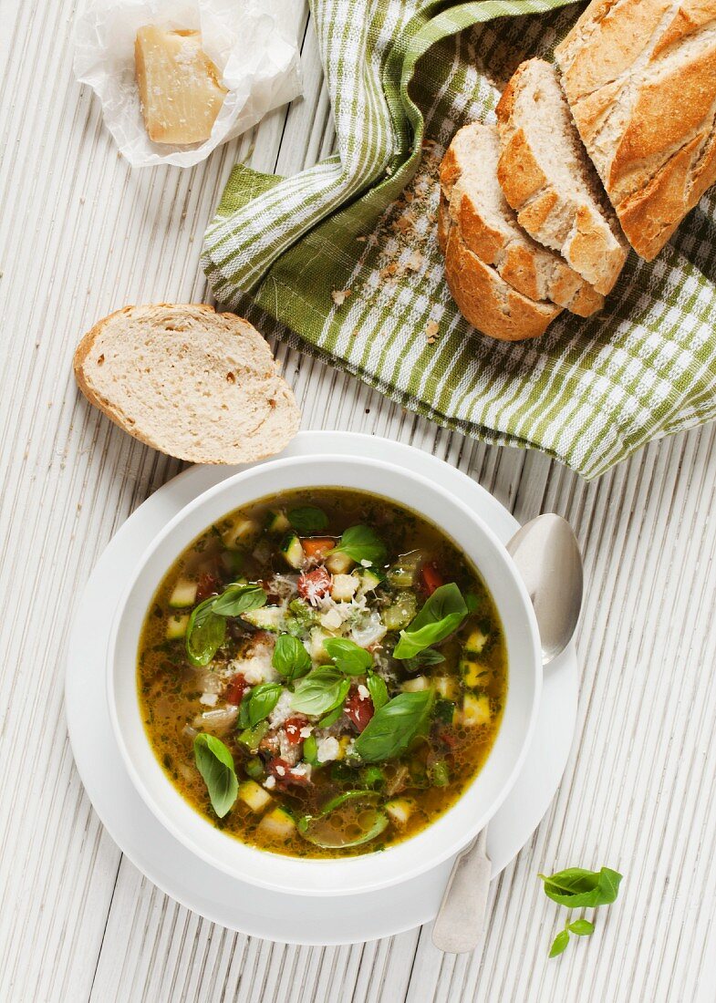 Pistou Suppe, serviert mit knusprigem Baguette