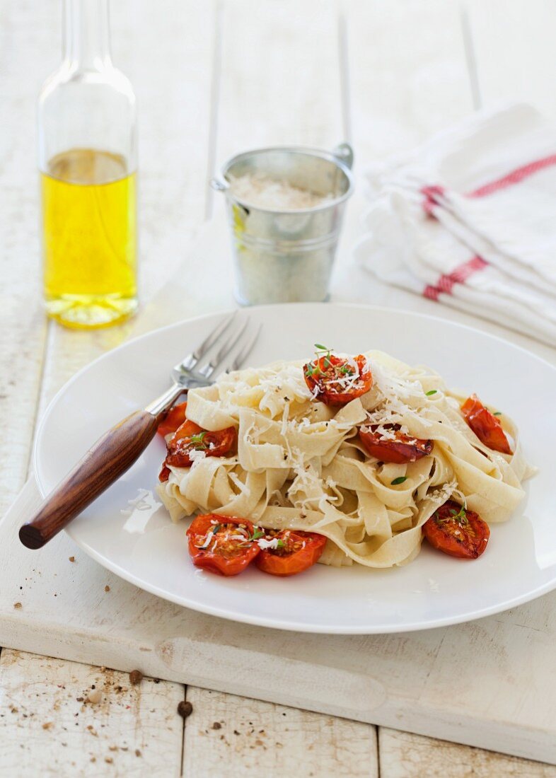 Hausgemachte Bandnudeln mit gebratenen Kirschtomaten und Thymian