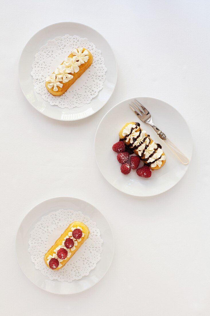 Twinkie Riegel mit Sahne, Schokoladensauce und Himbeeren (USA)