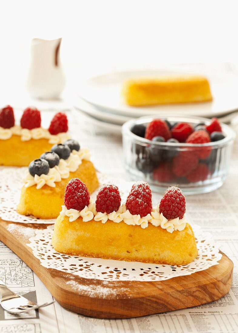 Twinkie bars decorated with whipped cream and berries (USA)