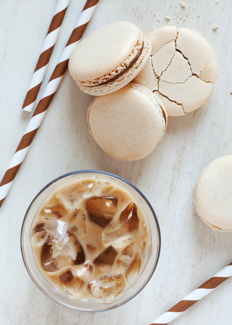 Ein Glas Eiskaffee, serviert mit Kaffee-Macarons