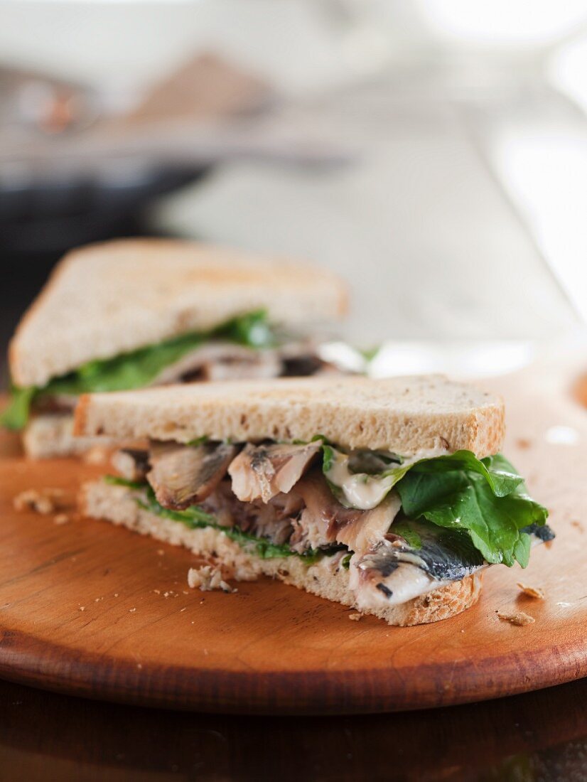 Sandwich mit Sardinenfilets, Rucola und Mayonnaise