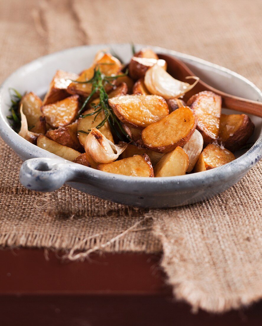 Ofengebratene Kartoffeln mit Knoblauch und Rosmarin