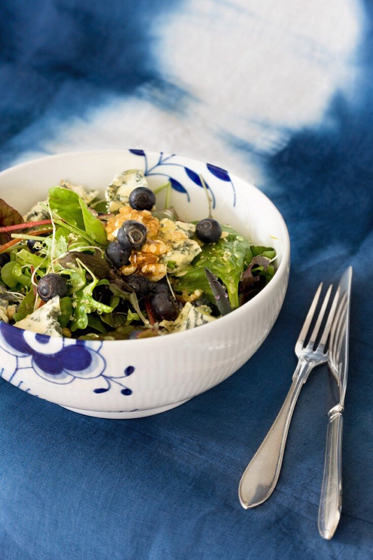Salat mit Blaubeeren und Blauschimmelkäse