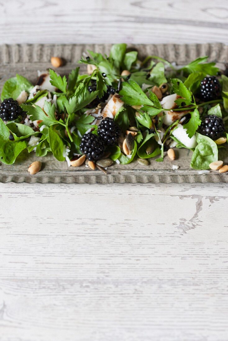 Fruity parsley salad with seeds, wild rice and blackberries