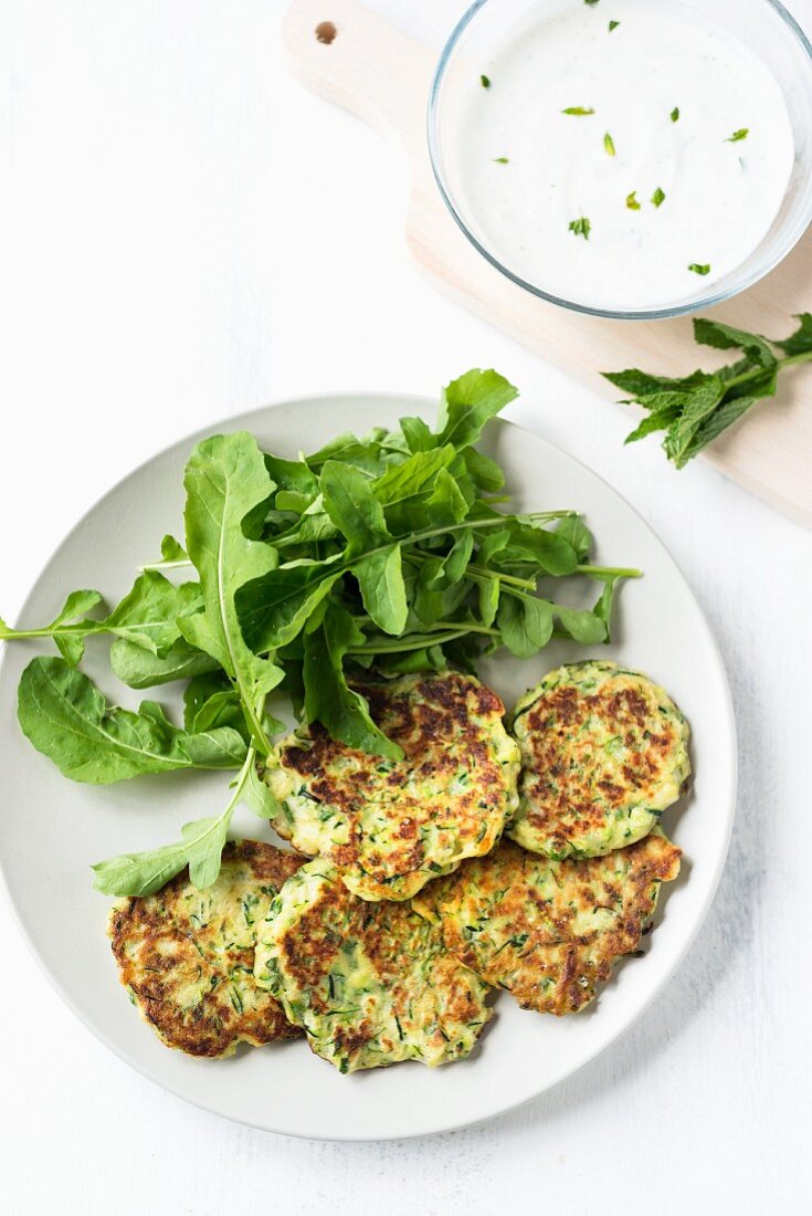 Zucchinipuffer mit Rucolasalat