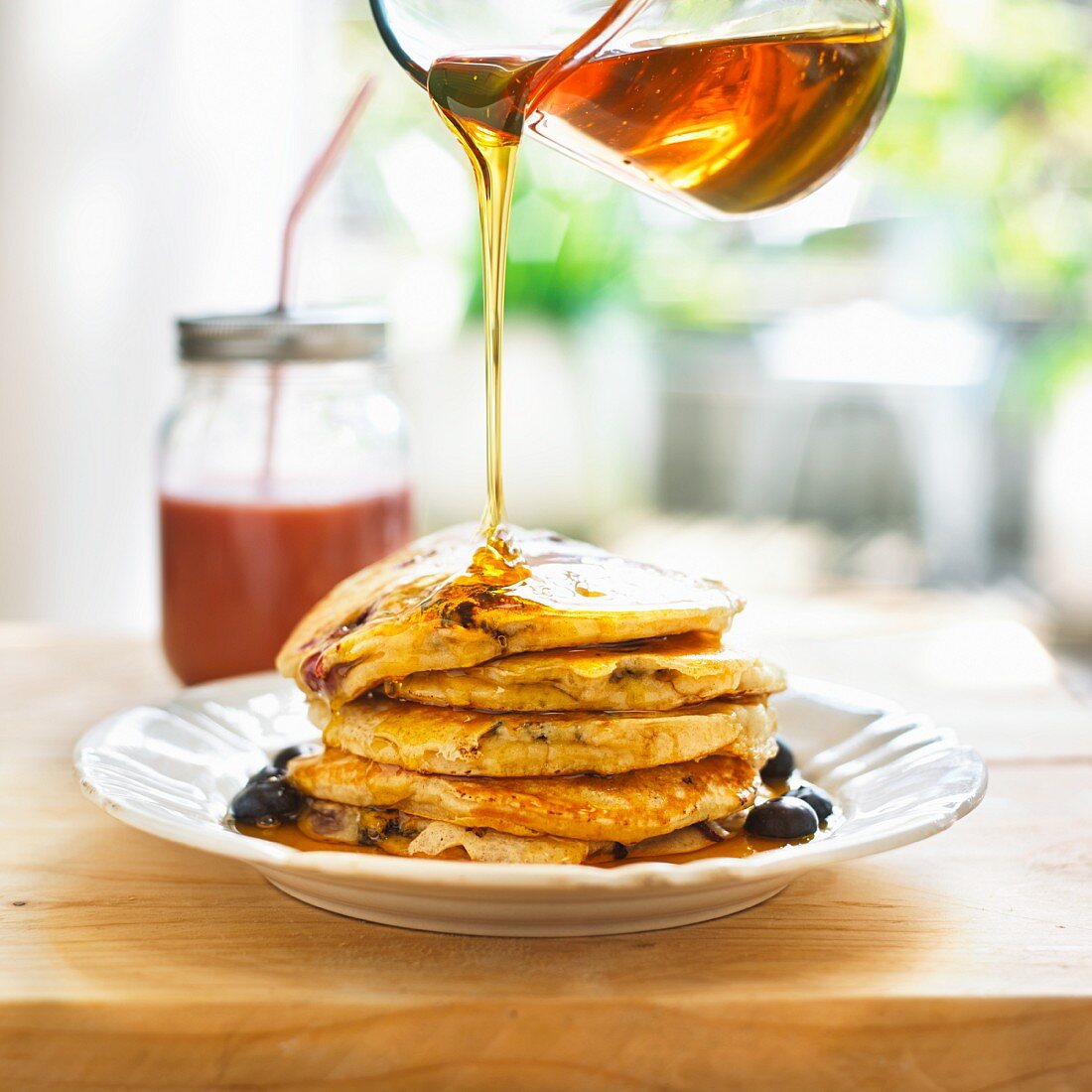 Gestapelte Pancakes mit Heidelbeeren und Ahornsirup