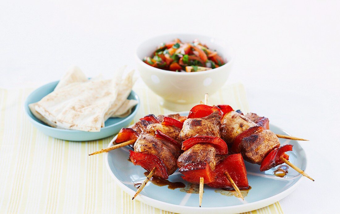 Hähnchensticks mit Tomatensalat