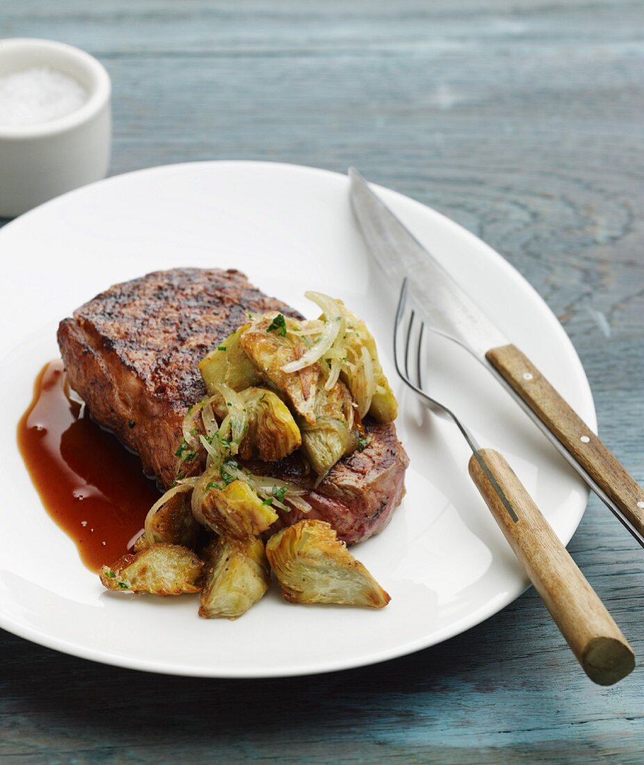 New York Strip Steak mit Artischocken und dunkler Sauce